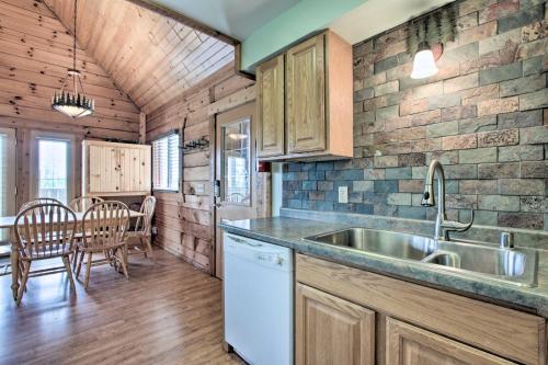 Köök või kööginurk majutusasutuses Cozy Resort Cabin in the Heart of Warrens!