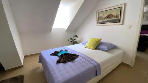 Un dormitorio con una cama con sábanas y almohadas púrpuras. en Grandhouse Aarau, en Aarau