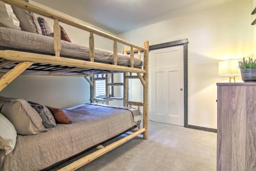 Un pat sau paturi într-o cameră la Modern Bozeman Family Townhome with Hot Tub!