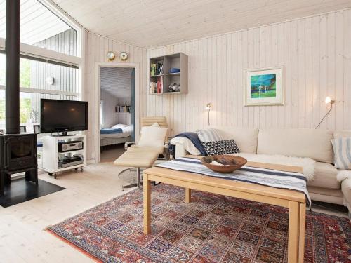 DronningmølleにあるHoliday Home Tårnfalkevejのリビングルーム(ソファ、テレビ付)
