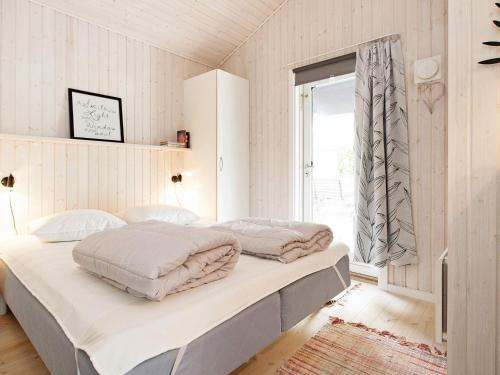 DronningmølleにあるHoliday Home Tårnfalkevejの白いベッドルーム(ベッド2台、窓付)