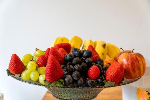 two baskets of fruit sitting on a table at Montanhas Do Visconde in Visconde De Maua