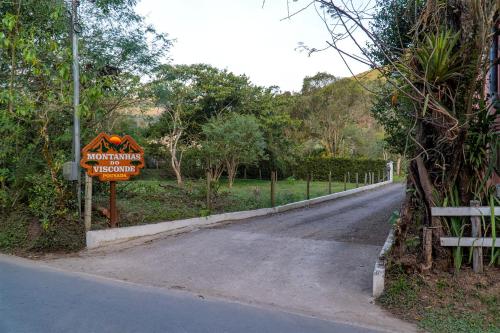 a road with a sign that reads huntington museum at Montanhas Do Visconde in Visconde De Maua