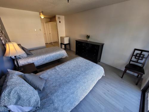 a bedroom with two beds and a desk and a chair at (B02) Cozy Double Bed Suite in Los Angeles