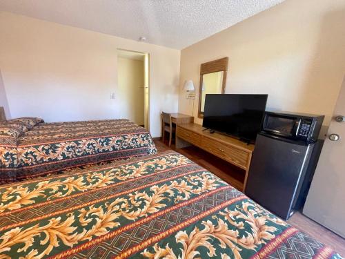 Regency Inn Lakeportにあるベッド