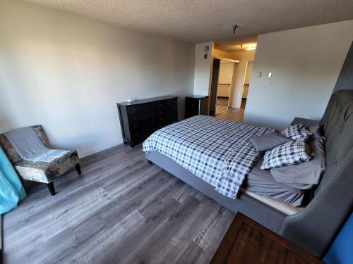 a bedroom with a bed and a chair at (B26) LA/Beverly Hills Hotel Style Unit in Los Angeles