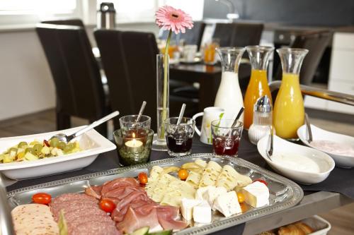 una mesa con una bandeja de comida. en Kühne's 4 Sterne Komfort-Apartments, en Braunlage