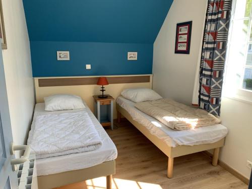 two beds in a room with a blue ceiling at Maison Familiale avec Terrasse, 2 Chambres, Accès Plage et Golf - Animaux Bienvenus - FR-1-482-57 in Fort-Mahon-Plage