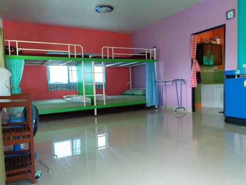 Postel nebo postele na pokoji v ubytování บ้านสายรุ้ง เขาค้อ