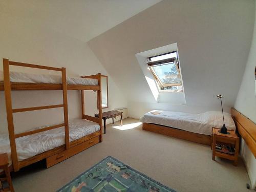 a bedroom with two bunk beds and a window at Villa Carnac, 3 pièces, 6 personnes - FR-1-477-207 in Carnac