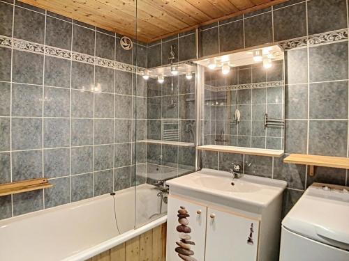 une salle de bain avec une baignoire, un lavabo et des toilettes dans l'établissement Appartement rénové, skis aux pieds, balcon sud, 40 m² 6 pers, Internet inclus - FR-1-344-751, aux Menuires