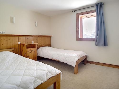 a bedroom with two beds and a window at Appartement spacieux près des pistes avec balcon, sauna, hammam et WIFI - FR-1-344-775 in Levassaix