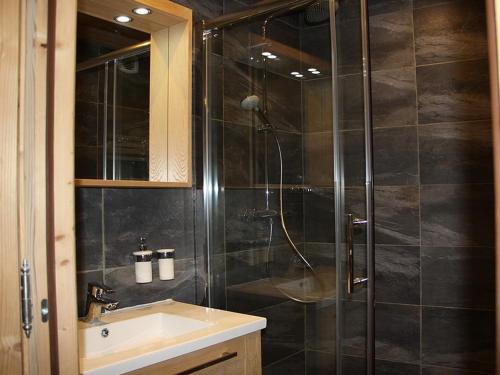 Appartement rénové proche pistes avec balcon - FR-1-344-893