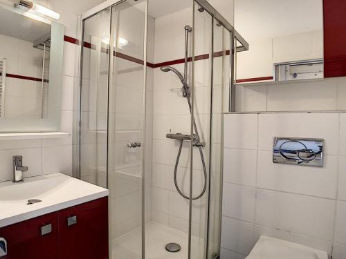 une salle de bain avec une douche, des toilettes et un lavabo dans l'établissement Studio rénové au centre avec balcon - FR-1-344-926, aux Menuires