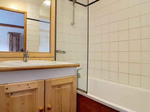 La salle de bains est pourvue d'un lavabo, d'une douche et d'une baignoire. dans l'établissement Appartement Les Menuires, 2 pièces, 4 personnes - FR-1-344-980, aux Bruyères