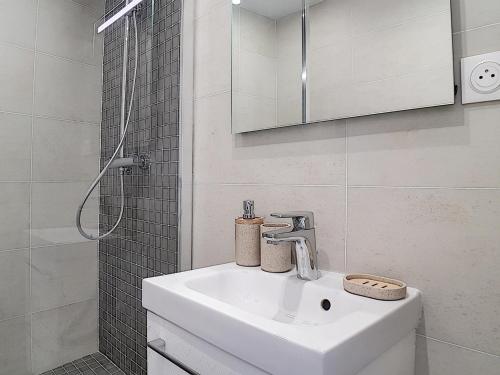 Appartement rénové avec coin montagne, accès pistes, balcon, WIFI - FR-1-344-976