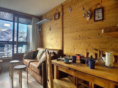 Appartement rénové avec balcon, accès direct aux pistes, situé à Reberty 1850 - FR-1-344-991