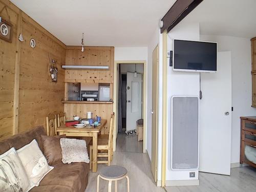 Appartement rénové avec balcon, accès direct aux pistes, situé à Reberty 1850 - FR-1-344-991
