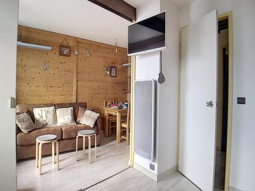 Appartement rénové avec balcon, accès direct aux pistes, situé à Reberty 1850 - FR-1-344-991
