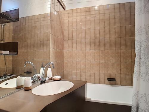 Appartement rénové avec balcon, accès direct aux pistes, situé à Reberty 1850 - FR-1-344-991