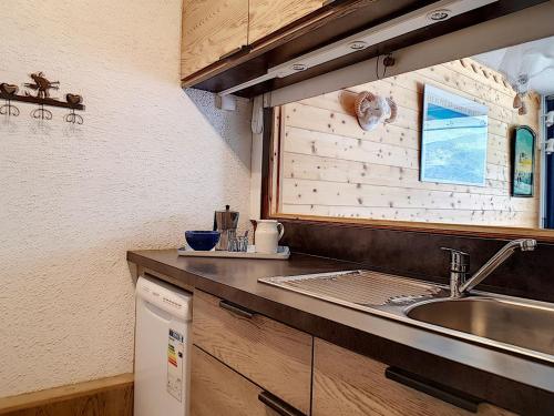 une cuisine avec un évier et un plan de travail dans l'établissement Appartement Lumineux 6 Pers. · Balcon Sud · Accès Direct aux Pistes · Garage en Option · La Croisette - FR-1-344-1017, aux Menuires