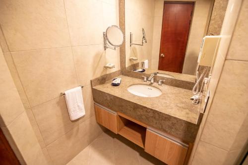 La salle de bains est pourvue d'un lavabo et d'un miroir. dans l'établissement ZUANA BEACH RESORT SUITE PARA 6 PERSONAS 2 HABT 2BAÑOS, à Santa Marta