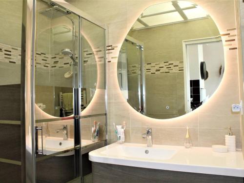 une salle de bain avec deux lavabos et un grand miroir dans l'établissement Appartement Contemporain, 4 Couchages, Climatisé avec Parking - FR-1-252A-82, à Villeneuve-Loubet