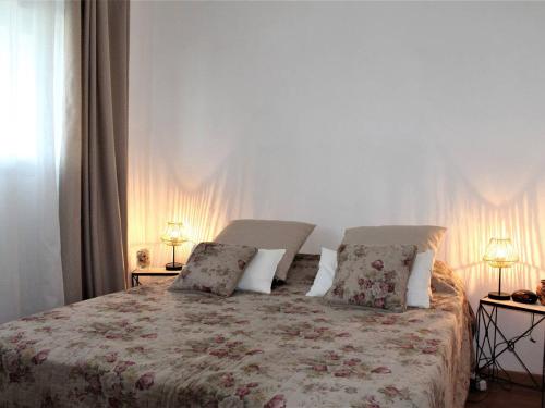 een slaapkamer met een groot bed met kussens en gordijnen bij Appartement Villeneuve-Loubet, 2 pièces, 4 personnes - FR-1-252A-82 in Villeneuve-Loubet