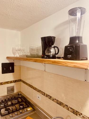 a kitchen with a counter with a blender on a shelf at Bellísimos apartamentos céntricos en La Mesa in La Mesa