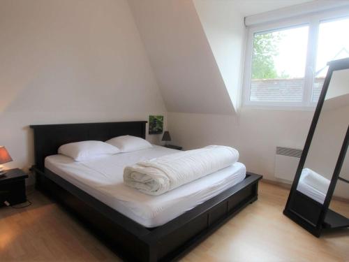 1 dormitorio con 1 cama con sábanas blancas y ventana en Appartement La Forêt-Fouesnant, 3 pièces, 4 personnes - FR-1-481-121, en La Forêt-Fouesnant