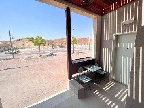 ein großes Fenster auf einer Seite eines Gebäudes in der Unterkunft Dream in the Desert in Beʼer Ora