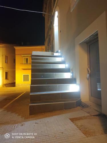 un escalier dans un bâtiment la nuit dans l'établissement Il mandorlo appartamenti, à San Vito Chietino