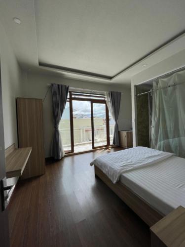 Postel nebo postele na pokoji v ubytování Cơ sở lưu trú du lịch Uyên Thanh 2