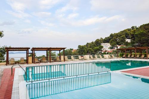 una gran piscina con una valla alrededor en Kanapitsa Mare Hotel en Kanapitsa