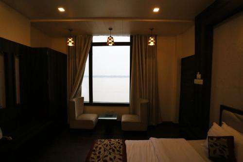 Katil atau katil-katil dalam bilik di A Palace on River ( Rashmi Guest House )
