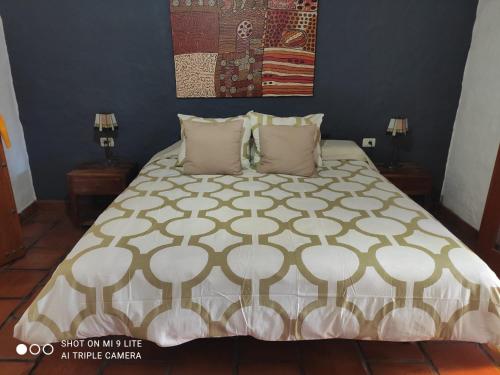 een slaapkamer met een groot bed en een wit dekbed bij Finca Eva-Adults 0nly in La Playa Calera