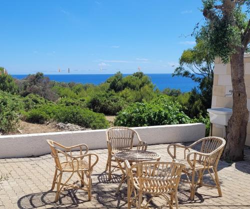 レウカにあるAppart 300 metri dal mare con Vista panoramicaの海を望むパティオ(テーブル、椅子付)