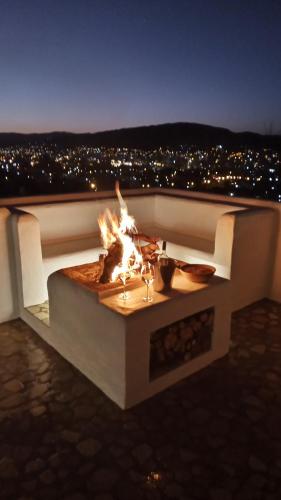 una hoguera en la parte superior de un balcón por la noche en I Víla, en Villa Carlos Paz