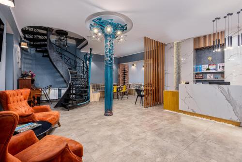 una sala de estar con un poste azul en una habitación en Kope Palace en Tiflis