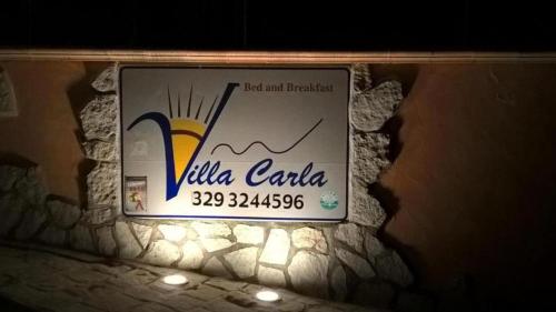 una señal para una villa canaria en una pared en Villa Carla, en Vieste