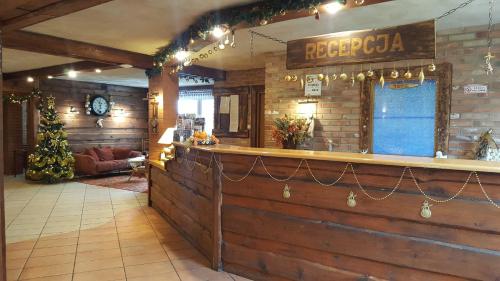 - un bar dans un lodge décoré de décorations de Noël dans l'établissement Centrum Wypoczynku ODYS, à Tresna
