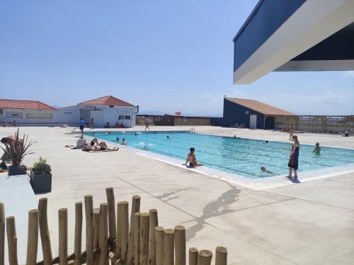 un groupe de personnes dans une piscine dans l'établissement Location coudalere, au Barcarès