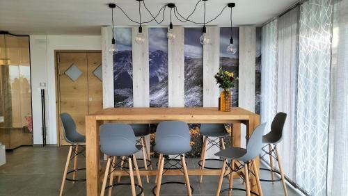 jadalnia z drewnianym stołem i stołkami w obiekcie Agritur La Fenice w mieście Brez