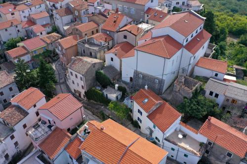 una vista aerea di una città con tetti arancioni di THE OLD TOWN HOUSE a Dobrinj