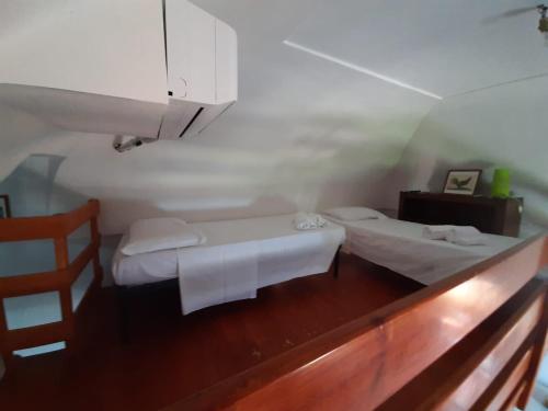 Habitación con 2 camas y suelo de madera. en Casa Raia - Overlooking the sea en Procida