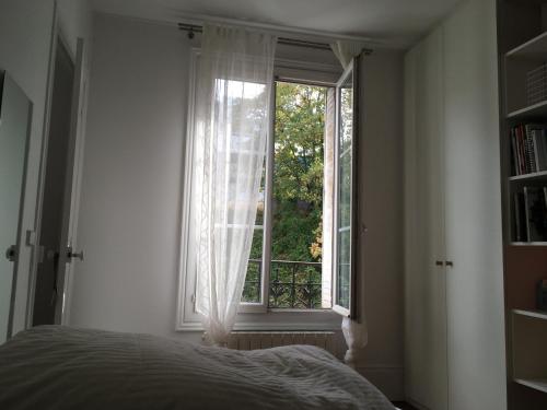Alex Flats في باريس: غرفة نوم بسرير ونافذة