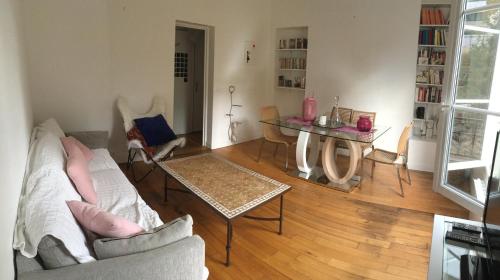 Alex Flats في باريس: غرفة معيشة مع أريكة وطاولة