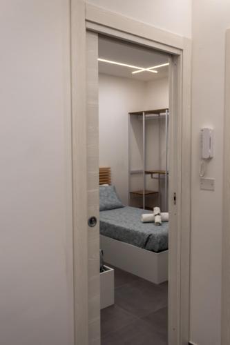 a small bedroom with a bed and a mirror at VeraLuce in Caltavuturo