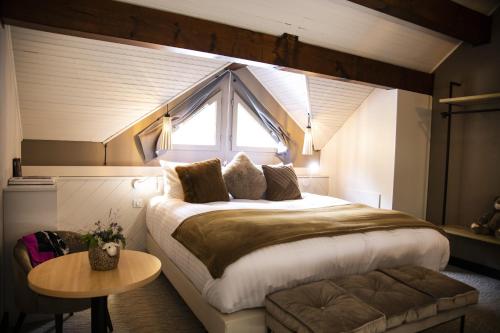 Un pat sau paturi într-o cameră la ISKÖ BaseCamp & Hôtel, Col d'Aubisque