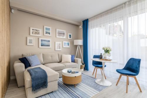 uma sala de estar com um sofá e uma mesa em Lake Spirit Boutique Apartments em Balatonalmádi